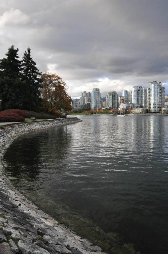 Um dos muitos parques na orla de Vancouver, no Canadá